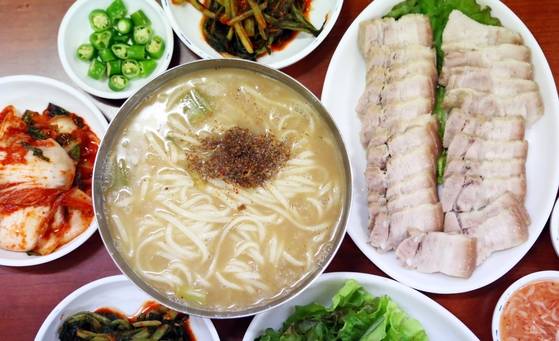 대전은 다채로운 칼국수 문화를 자랑하는 도시다. 얼큰칼국수, 들깨칼국수, 물총(동죽)칼국수 등 개성 넘치는 칼국수의 각축장과 같다. 홍가네칼국수(사진)가 내는 사골칼국수도 대전에서 시작됐다는 설이 우세하다.