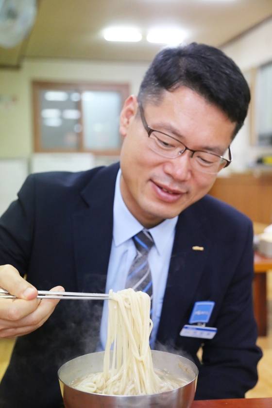 철도 교통의 중심지 대전에서 철도와 칼국수는 떼려야 뗄 수 없는 관계다. 대전역 이민성 역장이 한국철도공사 직원의 단골 칼국수집인 홍가네칼국수를 소개했다.