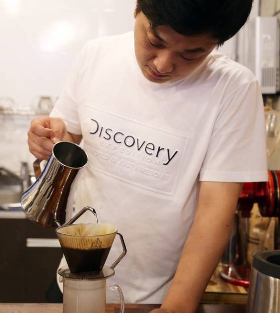 '커피전도사의 집'은 대전 커피 문화의 산실이다. 핸드드립 커피를 내리고 있는 조신재 사장.