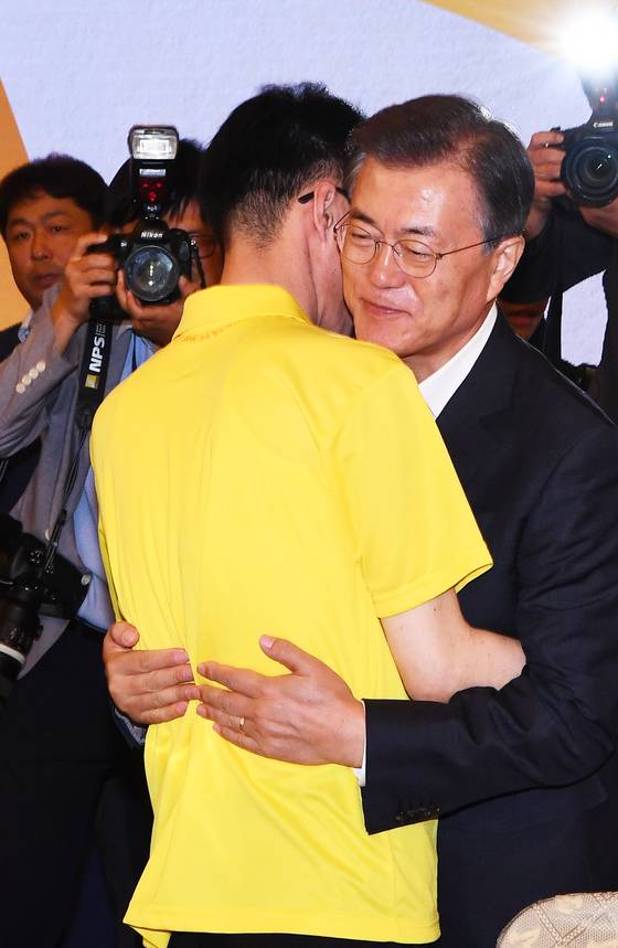 문재인 대통령이 16일 오후 청와대 영빈관에서 열린 4.16 세월호 참사 피해자 가족 초청 간담회에서 전명선 4·16 세월호 가족협의회 운영위원장과 포옹하며 위로하고 있다. [청와대 사진 기자단]