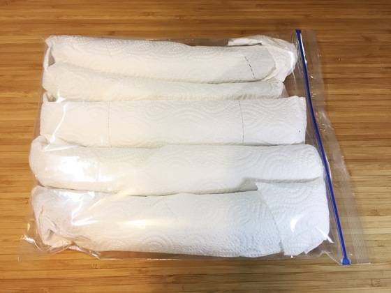 세워둘 공간이 없을 땐 비닐 지퍼 백에 나란히 넣어 밀봉한 후 냉장고 채소칸에 넣는다.