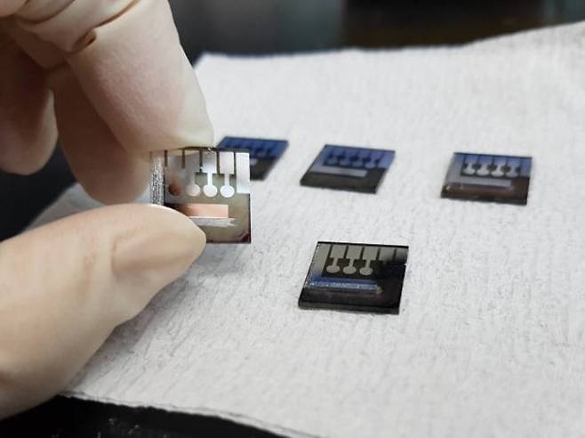 김진영 UNIST 교수팀이 개발한 고효율 적층형 태양전지 출처 : UNIST