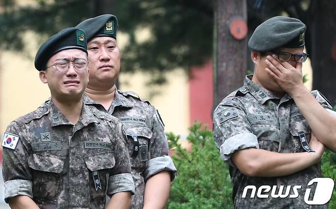 21일 오전 경기도 성남시 분당구 국군수도병원 장례식장에서 열린 K-9 자주포 사격훈련중 순직한 故 이태균 상사와 故 정수연 상병의 합동 영결식에서 동료 전우들이 슬픔에 잠겨 있다.  2017.8.21/뉴스1 © News1 오장환 기자