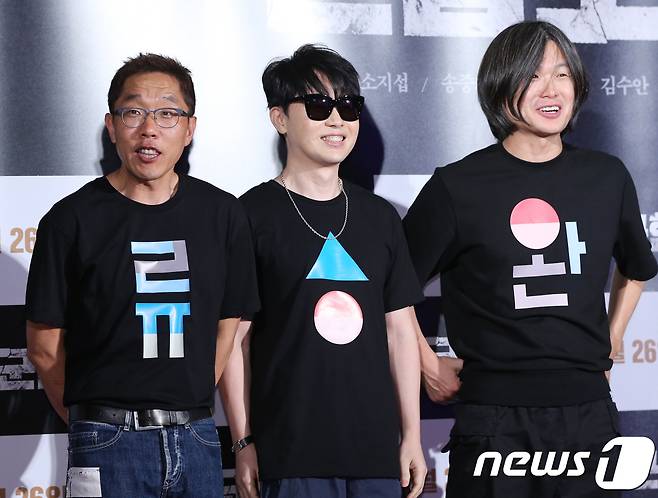 방송인 김제동, 가수 이승환, 주진우 기자(왼쪽부터)가 20일 오후 서울 CGV 용산아이파크몰에서 열린 영화 ‘군함도’(감독 류승완) VIP시사회에 참석해 포즈를 취하고 있다. 2017.7.20/뉴스1 © News1 권현진 기자