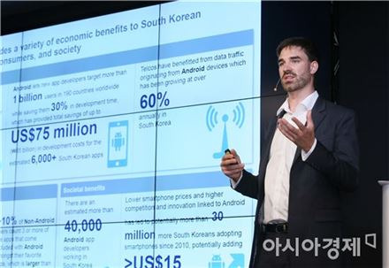 콘스탄틴 매티스 알파베타 컨설턴트(경제학 박사)가 '안드로이드 개방형 생태계가 한국에 미치는 경제효과' 보고서에 대해 설명하고 있다.