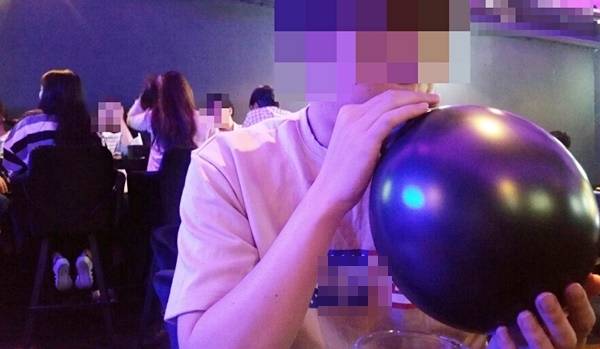 해피벌룬이 마약류를 지정되기 전 한 공무원준비생이 해피벌룬 기체를 마시고 있다. /손현경 기자