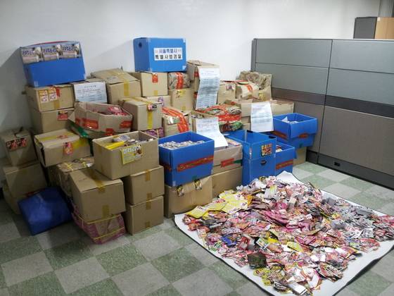 서울시가 압수한 성매매 광고 전단 100만여 장. [사진 서울시]