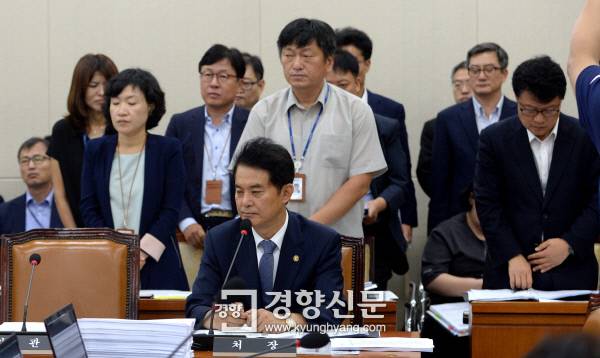23일 오전 국회 보건복지위원회 전체회의에서 식품의약품안전처 직원들이 자리에서 일어서 있다. 앞 줄에 앉아 있는 이가 류영진 식품의약품안전처장 /김기남 기자 kknphoto@kyunghyang.com