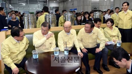 확 달라진 업무보고  - 문재인(왼쪽 두 번째) 대통령이 22일 정부부처 업무보고를 받기에 앞서 정부과천청사 1층에 임시로 마련한 카페에서 차담회를 갖고 유영민(첫 번째) 과학기술정보통신부 장관, 이효성(세 번째) 방송통신위원장 등과 대화하고 있다. 왼쪽 네 번째는 김태년 더불어민주당 정책위 의장. 문 대통령 뒤편으로는 음료를 마시기 위해 카페를 찾은 공무원들이 자유롭게 담소를 나누는 등 이전과 달라진 모습을 보였다.안주영 기자 jya@seoul.co.kr