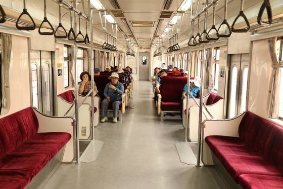 지금은 폐지된 통일호를 떠올리게 만드는 통근열차 내부.