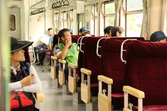 느릿느릿 흘러가는 차장 밖 풍경을 감상할 수 있는 것은 완행열차 여행의 즐거움이다.