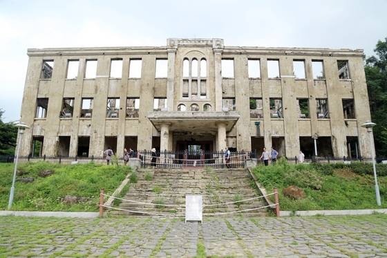 북한측이 지은 건물로는 유일하게 현존해 있는 노동당사.