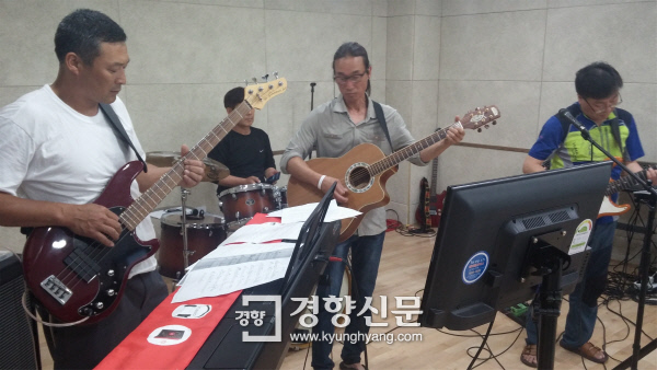 인천 옹진군 대이작도 주민들고 구성된 섬마을 밴드 풀등이 연주를 하고 있다|인천시 제공
