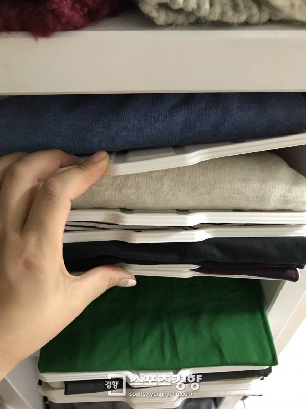 옷을 고를 때는 옷이 아닌 트레이를 들면 된다. 이 때문에 다른 옷들이 흐트러지지 않는다.