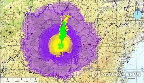 (부산=연합뉴스) 백두산 화산이 폭발했을 때 섭씨 500∼700도에 달하는 분출물(화쇄류)이 퍼져나갈 것으로 예측된 모형. 녹색은 폭발지수가 0∼3일 때, 노란색은 4∼5일 때, 보라색은 6 이상일 때다. 최악의 경우에는 북한 양강도 일부 지역을 포함해 827.83㎢가 영향권에 들어갈 것으로 분석됐다. 2015.5.21 << 윤성효 부산대 교수 제공 >> youngkyu@yna.co.kr
