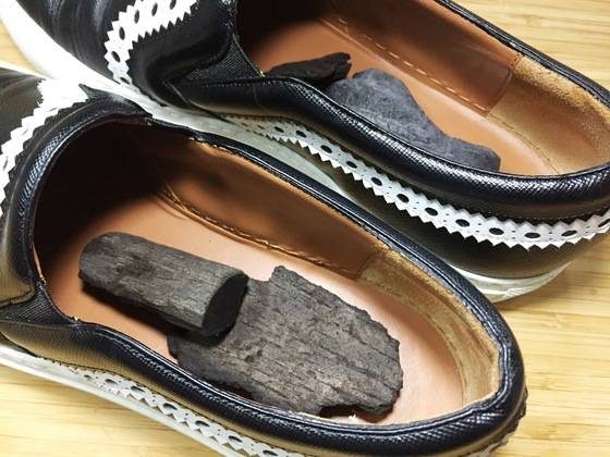 냄새 나는 구두 안에는 숯을 넣어두면 탈취 효과가 있다. 단 숯의 검댕이가 묻지 않도록 조심할 것.