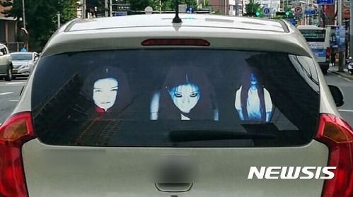 【부산=뉴시스】 하경민 기자 = 부산 강서경찰서는 25일 뒤에서 상향등을 비추면 귀신 형상이 나타나는 스티커를 차량 뒷유리에 붙이고 운행한 A(32)씨를 도로교통법 위반 혐의로 즉결심판에 회부했다고 밝혔다.사진은 일명 상향등 복수 스티커를 붙인 차량. 2017.08.25. (사진=부산경찰청 제공)yulnetphoto@newsis.com