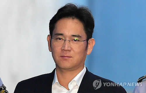 (서울=연합뉴스) 한상균 기자 = 이재용 삼성전자 부회장이 25일 오후 서울 서초구 서울중앙지법에서 열리는 선고 공판에 출석하기 위해 호송차에서 내려 법정으로 향하고 있다.     xyz@yna.co.kr