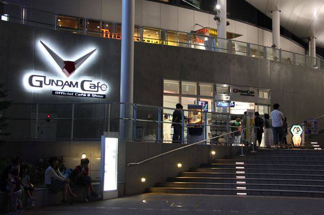 완벽한 자기완결성을 지닌 건담의 세계는 프라모델부터 실제 로봇 제작에 이르기까지 다양한 분야에 영감을 불어넣고 소비되고 있다. 사진은 일본 도쿄의 건담 카페.  위키미디어