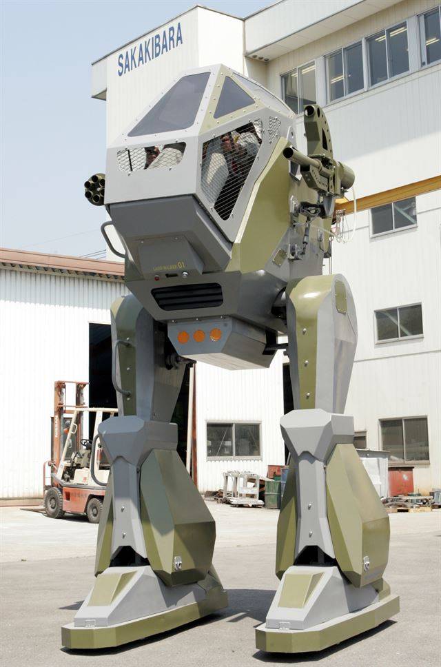 2005년 사카키바라 기계가 공개한 이족보행로봇 랜드워커2. 건담처럼 사람이 들어가 조종할 수 있으며 크기는 3.4m에 달한다.    한국일보 자료사진