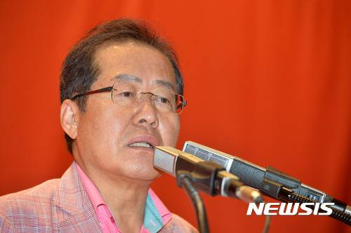 【천안=뉴시스】배훈식 기자 = 25일 오후 충남 천안시 동남구 우정공무원교육원에서 열린 자유한국당 국회의원·당협위원장 연석회의에 참석한 홍준표 대표가 마무리 발언을 하고 있다. 2017.08.25. dahora83@newsis.com