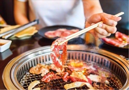 일본 야키니쿠집에서 불고기를 구워먹고 있는 모습. Getty Images Bank