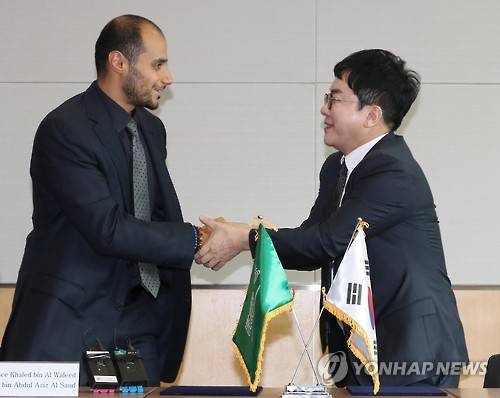 지난 2016년 10월20일 칼리드 빈 알 왈리드 사우디아라비아 왕자(왼쪽)와 썬코어 최규선 회장이 서울 여의도 전경련 회관 오키드 홀에서 열린 (주)썬코어 기자간담회에서 발표한 뒤 악수하고 있다. 칼리드 왕자는 이날 (주)썬코어의 1,000만 달러 규모 제3자배정 유상증자에 참여한다고 발표했다.