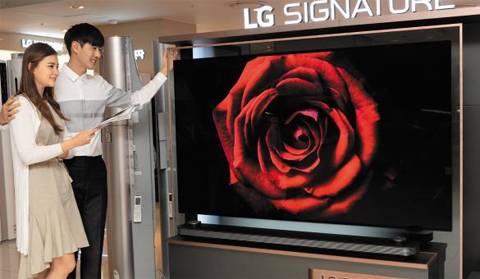 LG전자가 IFA 2017에서 전시할 월페이퍼(벽지) 디자인의 ‘LG시그니처 올레드TV W’. 두께가 3.85㎜에 불과할 정도로 얇은 게 특징이다. /LG전자