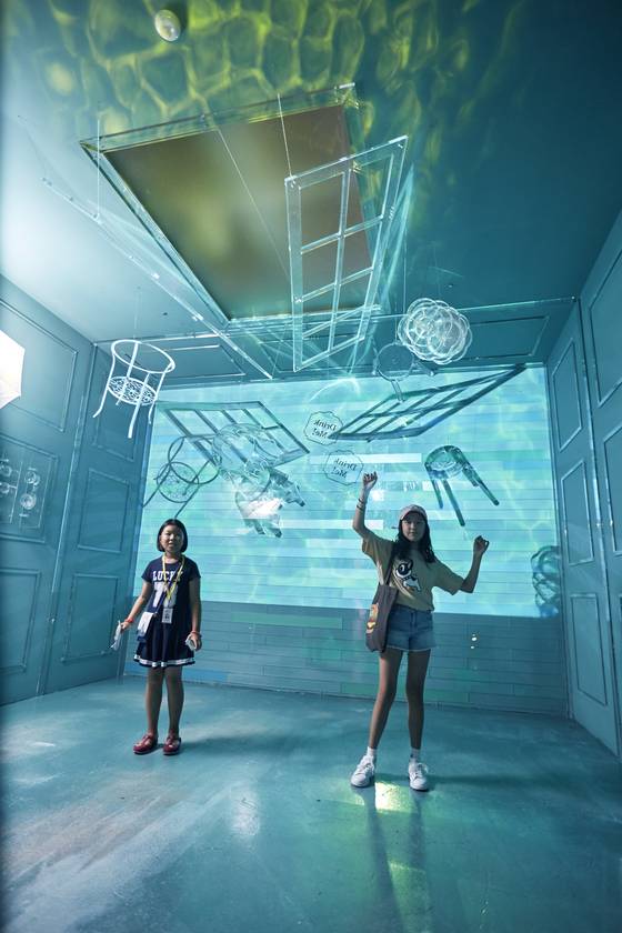 앨리스의 눈물샘을 체험 중인 학생들.