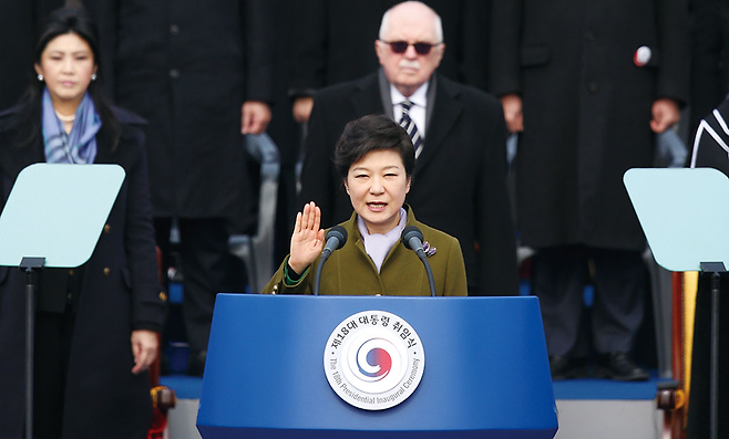 박근혜 대통령이 2013년 2월25일 서울 여의도 국회의사당 광장에서 열린 18대 대통령 취임식에서 취임선서를 하고 있다. © 사진공동취재단