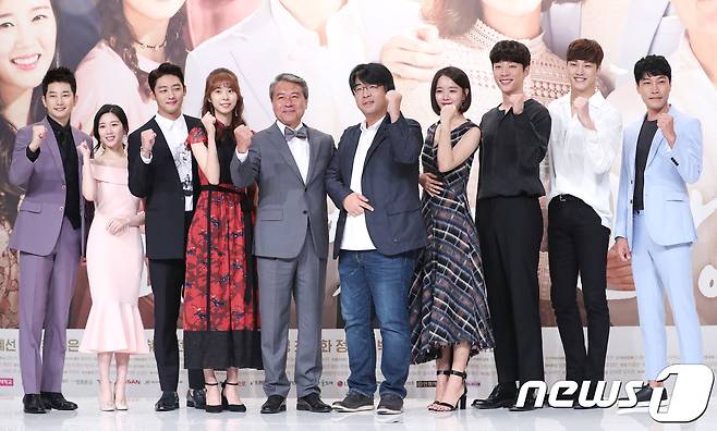 29일 오후 서울 영등포 타임스퀘어에서 열린 KBS2 주말드라마 ‘황금빛 내인생’ 제작발표회에 참석한 박시후(왼쪽부터), 이다인, 이태성, 서은수, 천호진, 김형석 감독, 신혜선, 신현수, 이태환, 서귀화가 포즈를 취하고 있다. 2017.8.29./뉴스1 © News1 권현진 기자