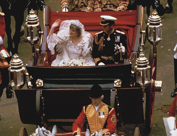 1981년 7월29일 결혼식을 마친 찰스 영국 왕세자와 다이애나비가 마차를 타고 버킹엄궁을 향해 가고 있다. AP연합뉴스