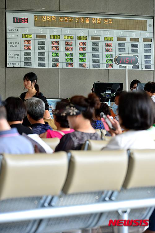 【서울=뉴시스】 배훈식 기자 = 삼성서울병원이 메르스(MERS·중동호흡기증후군) 종식 선언 이후 초진 외래환자 진료를 시작으로 정상 운영에 들어갔다. 4일 오전 서울 강남구 삼성서울병원 로비가 외래환자들로 붐비고 있다. 2015.08.04. dahora83@newsis.com