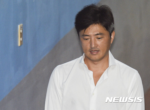 【서울=뉴시스】최진석 기자 = 고영태씨가 29일 오후 서초구 서울중앙지방법원에서 열린 세관장 인사청탁 의혹 관련 3차 공판에 출석하고 있다. 2017.08.29.myjs@newsis.com