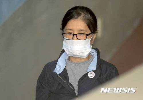 【서울=뉴시스】최진석 기자 = '비선실세' 최순실이 29일 오전 서초구 서울중앙지방법원에서 열린 국정농단 관련 60차 공판에 출석하고 있다. 2017.08.29.   myjs@newsis.com