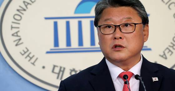 대한애국당 조원진 의원이 21일 국회 정론관에서 기자회견을 통해 자유한국당을 비판하고 있다. [연합뉴스]