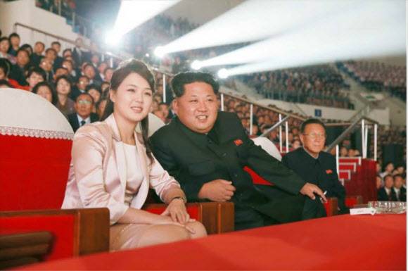 리설주에 몸 기댄 김정은 리설주에 몸 기댄 김정은