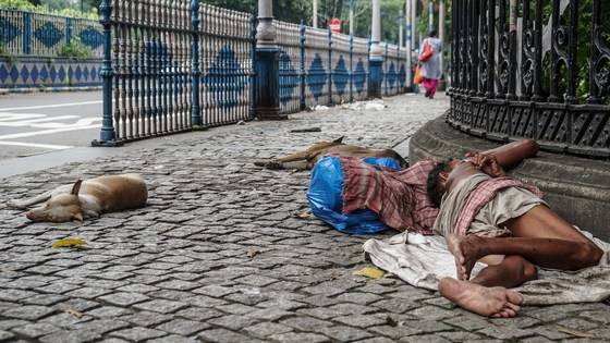 길거리에 늘어져서 낮잠을 자는 사람들.