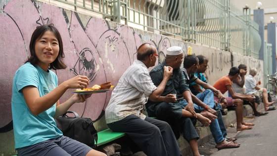 샌드위치 골목에서 현지식 점심을 맛볼 수 있다.