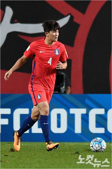 올 시즌 전북 현대 소속으로 K리그 클래식에 데뷔해 주전 자리를 꿰찬 김민재는 '아시아 1위' 이란을 상대로 A매치 데뷔전도 성공적으로 치렀다. 박종민기자