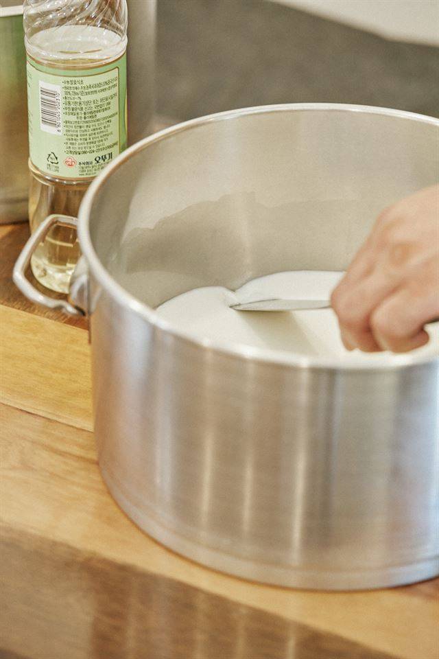 ① 저온 살균한 우유나 산양유 1리터당 산도 6-7%인 식초 30㎖를 섞어 산화시킨다.