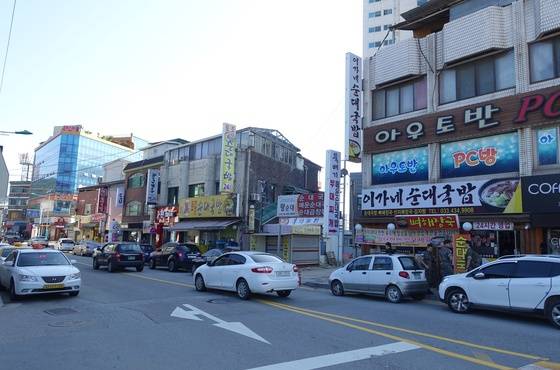 홍천터미널에서 읍내로 가는 길 초입엔 순대국밥 집 4곳이 나란히 있다. 토요일 아침 손님 태반이 군인이었다. 이곳 말고도 읍내에서 가장 자주 눈에 띄는 음식점은 순대국밥 집이었다.