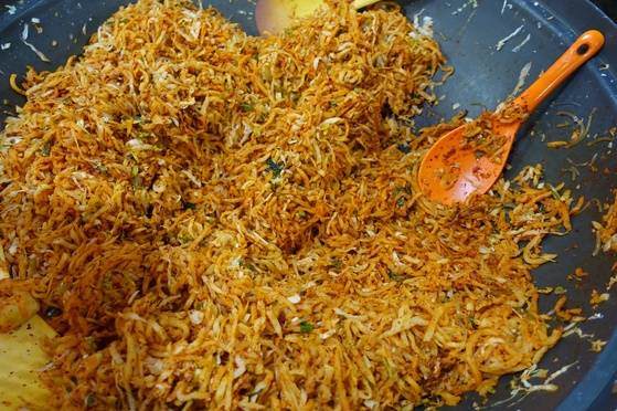 메밀부침에 넣고 김밥처럼 말아 총떡을 만들 때 쓰는 소. 삶은 무와 절인 배추가 주재료다