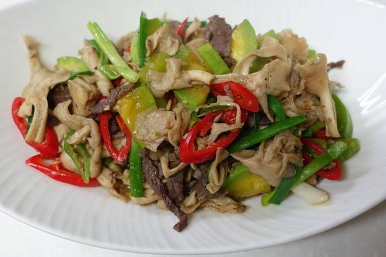 소고기·애호박을 넣고 완성한 땅느타리볶음.