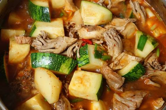 찌개 밑재료가 어느 정도 익으면 애호박(양파), 다진 생 고추, 파 등을 넣고 마지막 간을 본 다음 호박이 익을 때까지 끓여 싸리버섯고추장찌개를 마무리한다.