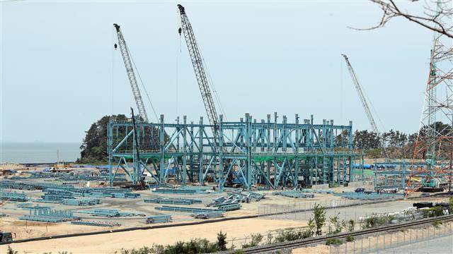 정부가 건설 중인 석탄 발전소를 액화천연가스(LNG) 발전소로 전환한다는 방침을 세운 가운데 충남 서천군 서면 마량리에서 공사가 진행되고 있는 신서천 석탄발전소 건설 현장 모습.서천 연합뉴스