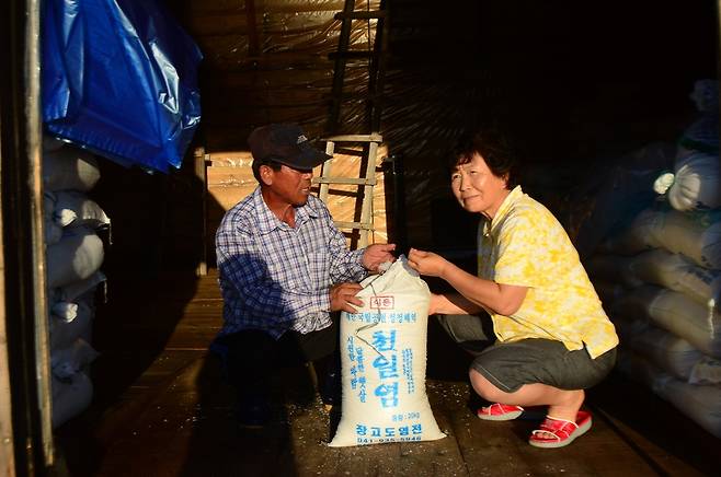 소금창고에서 한 주민과 이야기를 하는 석영화 목사(오른쪽). 이재언 제공