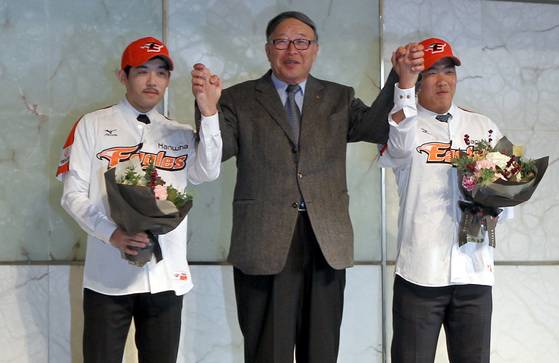 2013년 11월 한화로 이적한 정근우와 이용규를 환영하고 있는 김응용 한화 감독. [사진 김응용]