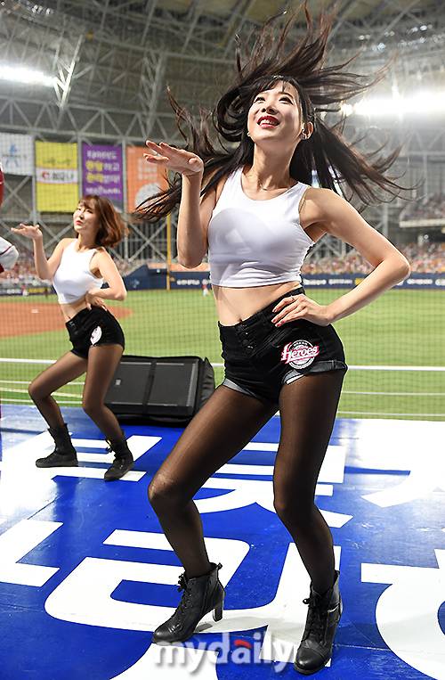 ▲ 치어리더, '가을이라 스타킹 신었어요'