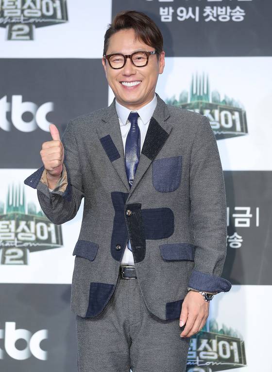 아담한 키에 패셔니스타로 통하는 가수 윤종신. 패치워크 장식을 더한 재킷과 광택이 나는 타이를 택했다. [중앙포토]